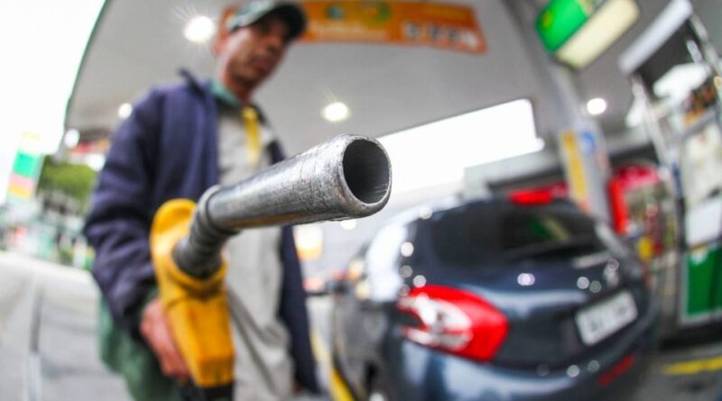 Gasolina: Com nova mudança na Petrobras (PETR4), preço do combustível continuará subindo?